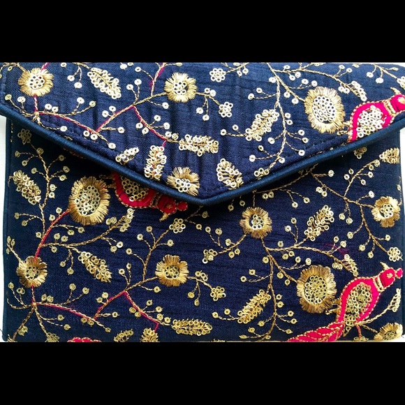 Hand embroidered clutch - Picture 5 of 5